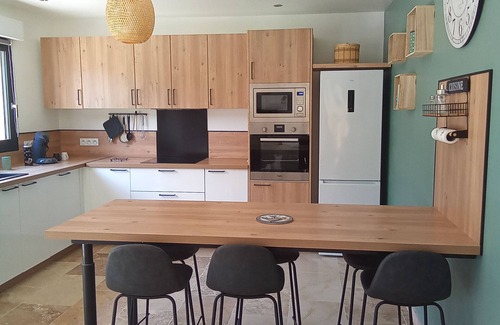 Graveson Casa | Pretty little house in a quiet location, with enclosed garden planted with trees.