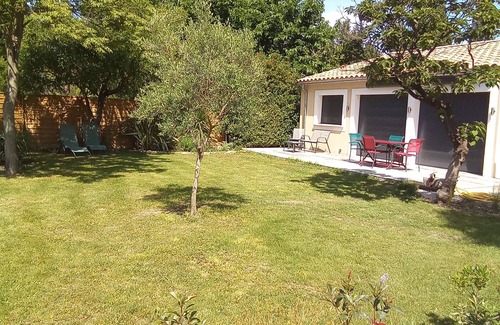 Graveson Casa | Pretty little house in a quiet location, with enclosed garden planted with trees.