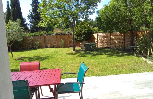 Graveson Casa | Pretty little house in a quiet location, with enclosed garden planted with trees.