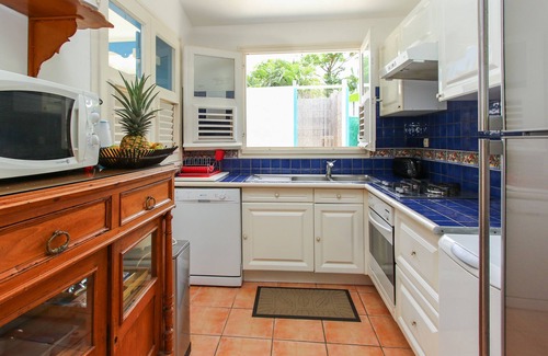 Sainte-Anne Villa | Casa típica y cenador para comer al aire libre.