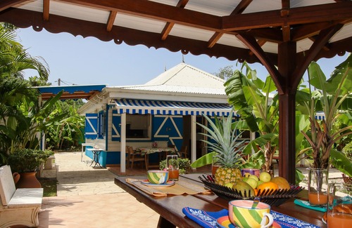 Sainte-Anne Villa | Casa típica y cenador para comer al aire libre.
