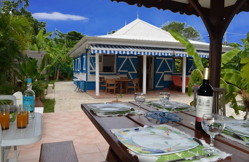 Sainte-Anne Villa | Casa típica y cenador para comer al aire libre.