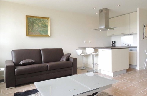 La Petite Motte Apartamento | Pretty, Sleeps 4, Sunny, Pool, Parking, Beach, Shops 50m,
