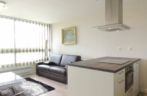 La Petite Motte Apartamento | Pretty, Sleeps 4, Sunny, Pool, Parking, Beach, Shops 50m,
