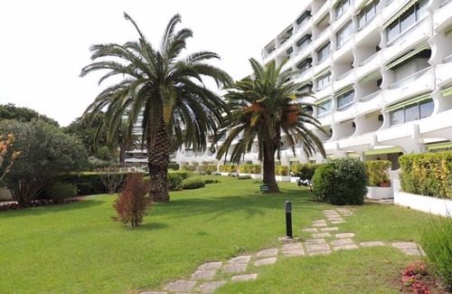 La Petite Motte Apartamento | Pretty, Sleeps 4, Sunny, Pool, Parking, Beach, Shops 50m,