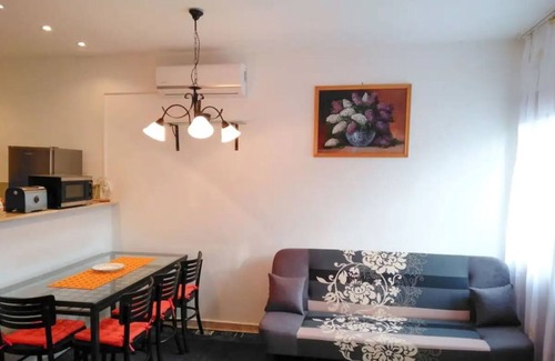 Balatonmariafurdo Casa | Bonita terraza, aire acondicionado, 2 dormitorios, cuna, zona de barbacoa, parking.