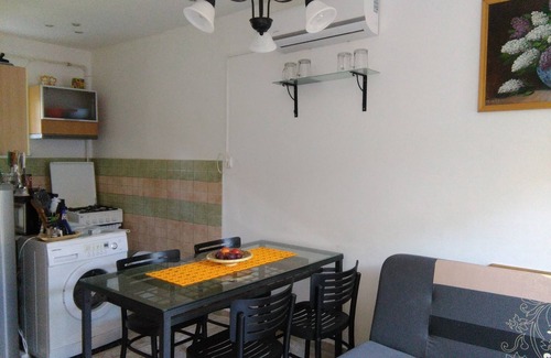 Balatonmariafurdo Casa | Bonita terraza, aire acondicionado, 2 dormitorios, cuna, zona de barbacoa, parking.