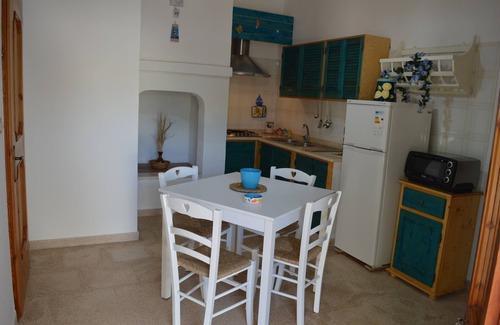 Marina di Felloniche Villa | Bonita villa a tiro de piedra del mar con 6 camas, dos dormitorios y dos baños.