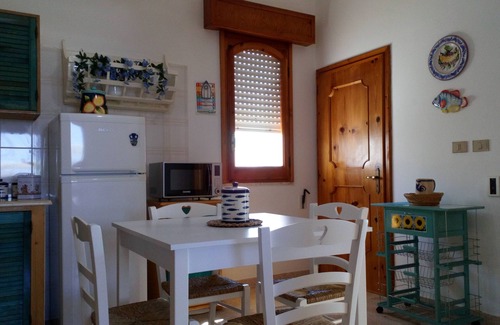 Marina di Felloniche Villa | Bonita villa a tiro de piedra del mar con 6 camas, dos dormitorios y dos baños.