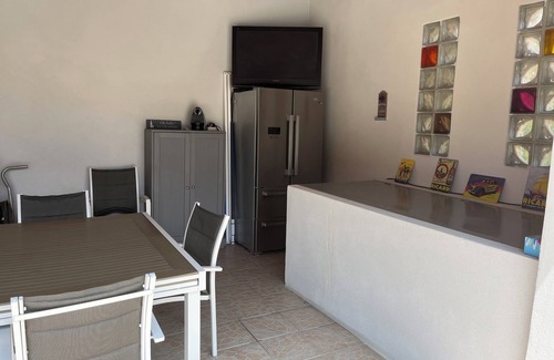 Jonquerettes Villa | Villa bastante tranquila con piscina y jardín.