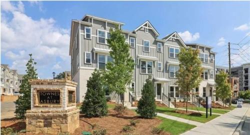 Hapeville Casa | Price Cut, New Lux Home 5 mins to Airport , 15 min to Downtown, 25 min to Buckhead with 3 beds and 3 baths