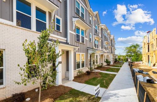 Hapeville Casa | Price Cut, New Lux Home 5 mins to Airport , 15 min to Downtown, 25 min to Buckhead with 3 beds and 3 baths