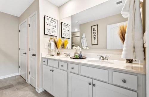 Hapeville Casa | Price Cut, New Lux Home 5 mins to Airport , 15 min to Downtown, 25 min to Buckhead with 3 beds and 3 baths