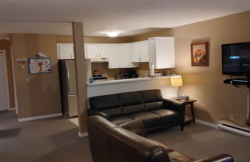 East Kootenay Casa | Akiskinook Resort! 1 BR Condo- Capacidad 5 / Piscina climatizada / Bañera de hidromasaje / Playa de arena / Tenis / Squash / Golf