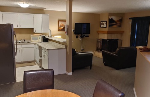 East Kootenay Casa | Akiskinook Resort! 1 BR Condo- Capacidad 5 / Piscina climatizada / Bañera de hidromasaje / Playa de arena / Tenis / Squash / Golf