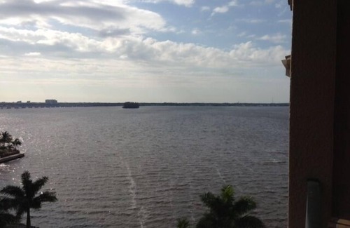 Edgewood Condominio | ** GOTA DE PRECIOS ** Especiales mensuales ** Penthouse Waterfront