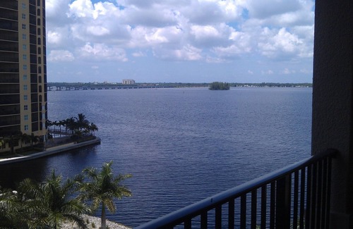 Edgewood Condominio | ** GOTA DE PRECIOS ** Especiales mensuales ** Penthouse Waterfront