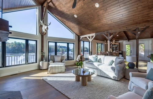 Rosseau Villa | ¡Vistas invaluables en esta cabaña de 4 dormitorios y 3 baños + bunkie + cobert