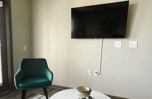 Ferndale Apartamento | Prime 1BD/1BA w/Balcony + Gym - Little Rock