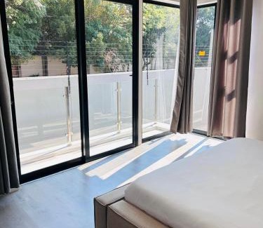 Greater Johannesburg Metropolitan Area Casa | Prime 3 Bedroom Bryanston Townhouse in Secure Estate