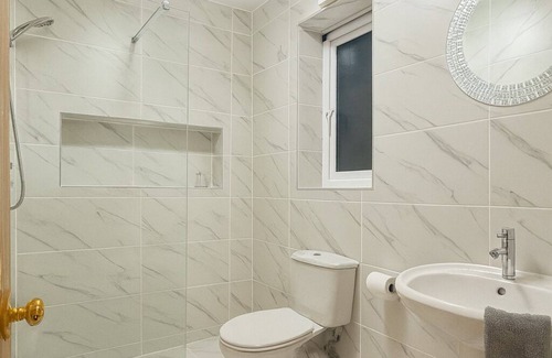 Reading Casa | Prime 4BR Reading House & Free Parking