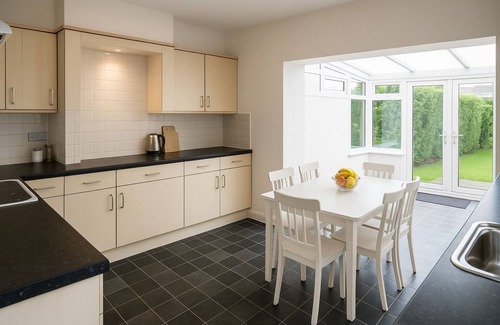 Reading Casa | Prime 4BR Reading House & Free Parking