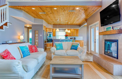Gilchrist Casa | Prime | Beachfront | Private Gazebo | Sleeps 14