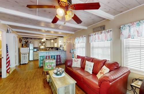 Surfside Beach Casa | Prime | Beachfront | Beach Access | Sleeps 8
