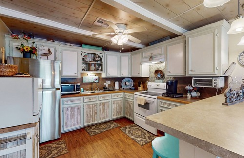 Surfside Beach Casa | Prime | Beachfront | Beach Access | Sleeps 8