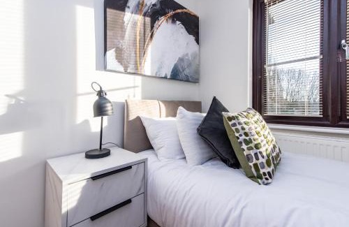 Toton Casa | Prime Beeston 3-Bed House with Driveway & Wi-Fi