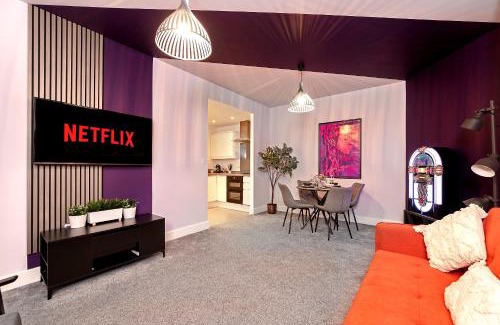 Central Milton Keynes Apartamento | PRIME City Centre Location, THE JUKE BOX SUITE, Secure Gated FREE Parking Space, Unique STYLISH Apartment, Two Bathrooms