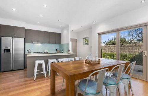 Barwon Heads Casa | Prime Coastal Hideaway, 450m to beach and river