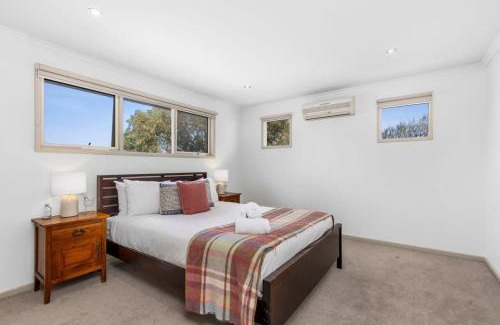 Barwon Heads Casa | Prime Coastal Hideaway, 450m to beach and river
