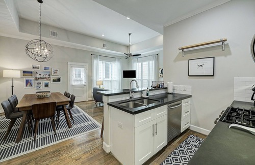 Shady Acres Casa | +Prime HTX Heights Location +Walkable to Dining/Coffee +King/Queen & Bunk Rooms