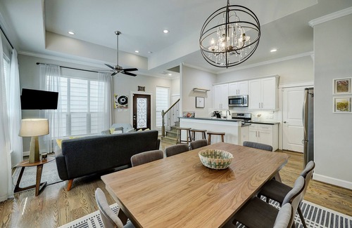Shady Acres Casa | +Prime HTX Heights Location +Walkable to Dining/Coffee +King/Queen & Bunk Rooms