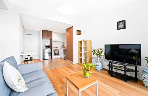 Kensington Apartamento | Prime Kensington 2BR Apt with a Massive Backyard!
