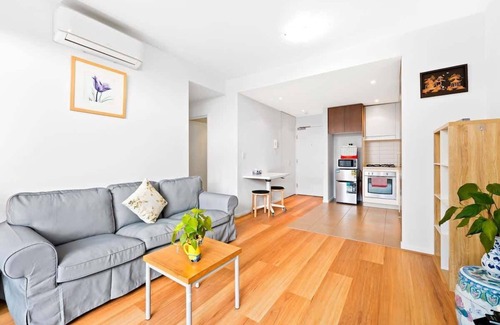 Kensington Apartamento | Prime Kensington 2BR Apt with a Massive Backyard!