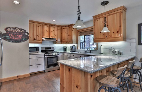 Al Tahoe Casa | Prime Lake Tahoe Location, Lake-views! 1/2 blk to Lake, Ski, Casinos, Remodeled!