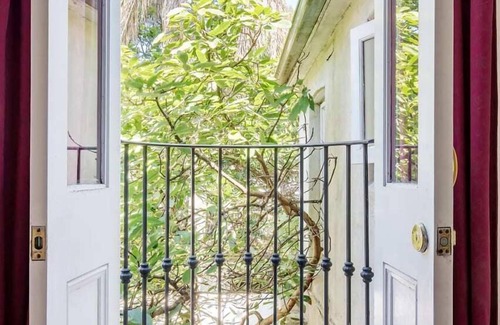 Redfern Casa | Prime locale 3 Bed Artists Home by Surry Hills