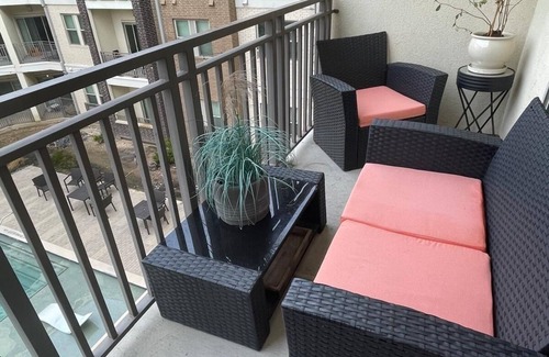 Woodlake - Briar Meadow Apartamento | Prime location. 1King Bed, minutes from Galleria mall.
