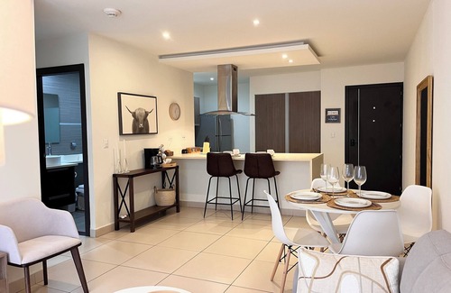 Santa Ana Apartamento | Prime Location 2 BDR Apt, Pool, GYM, ground floor, Walkable to Everything
