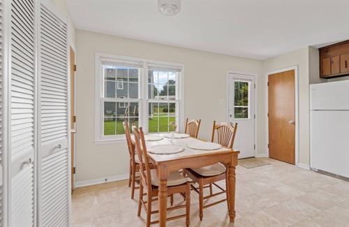 North Chesterfield Apartamento | * Prime Location: 2-BR Oasis with Washer & Dryer *