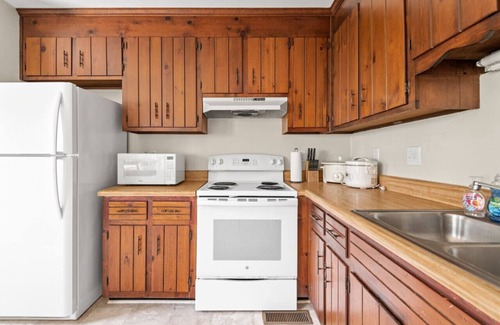 North Chesterfield Apartamento | * Prime Location: 2-BR Oasis with Washer & Dryer *