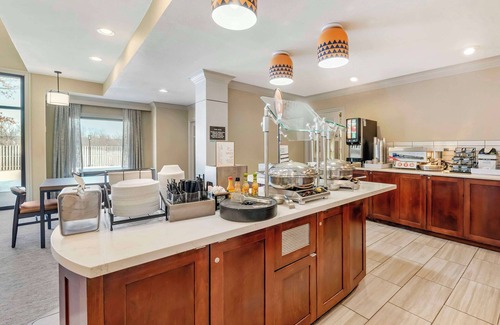 Herndon Apartamento | Prime Location! 2 Convenient Units, Kitchen, Onsite Parking, Free Breakfast