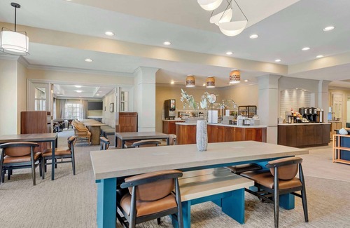 Herndon Apartamento | Prime Location! 2 Convenient Units, Kitchen, Onsite Parking, Free Breakfast