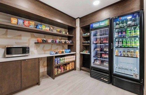Herndon Apartamento | Prime Location! 2 Convenient Units, Kitchen, Onsite Parking, Free Breakfast