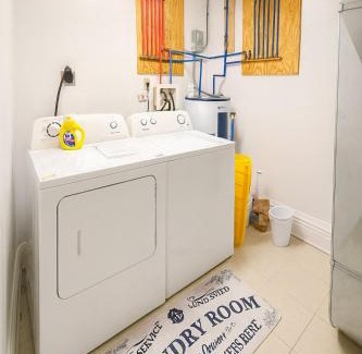 Morgantown Apartamento | Prime Location! 2BR-3BA Near WVU & Downtown Fun