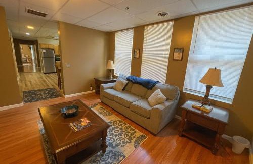 Morgantown Apartamento | Prime Location! 2BR-3BA Near WVU & Downtown Fun