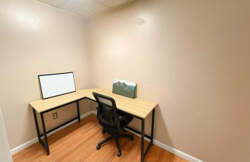 Morgantown Apartamento | Prime Location! 2BR-3BA Near WVU & Downtown Fun