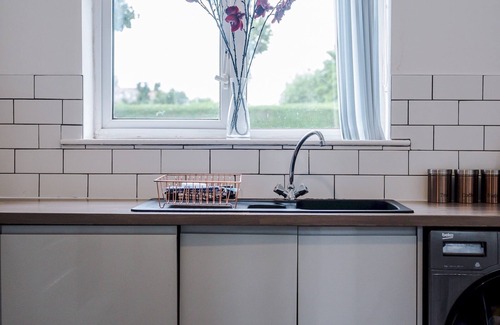 Cheadle Casa | Prime Location 3-Bed Home near Manchester Airport - Ideal for Families & Groups